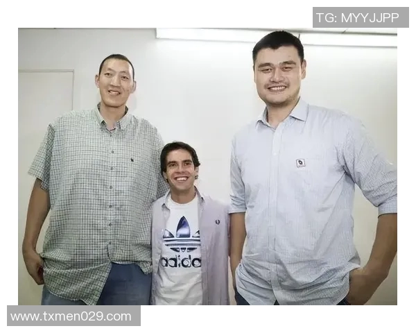 篮球与足球明星同框合影展现运动魅力与友谊的完美结合