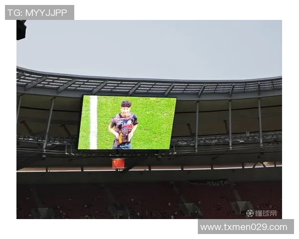 荣耀时刻提着奖杯的足球明星展现无与伦比的风采与激情 荣耀时刻提着奖杯的足球明星展现无与伦比的风采与激情